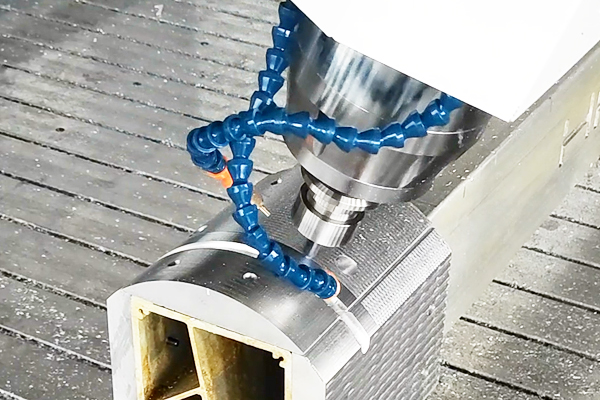 W15-2530四轴摆头加工中心加工中